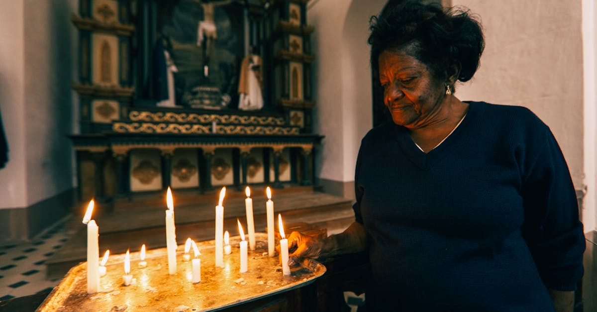 復縁に向けて悩みながらも自分を見つめ直す女性が前向きな表情を浮かべている様子