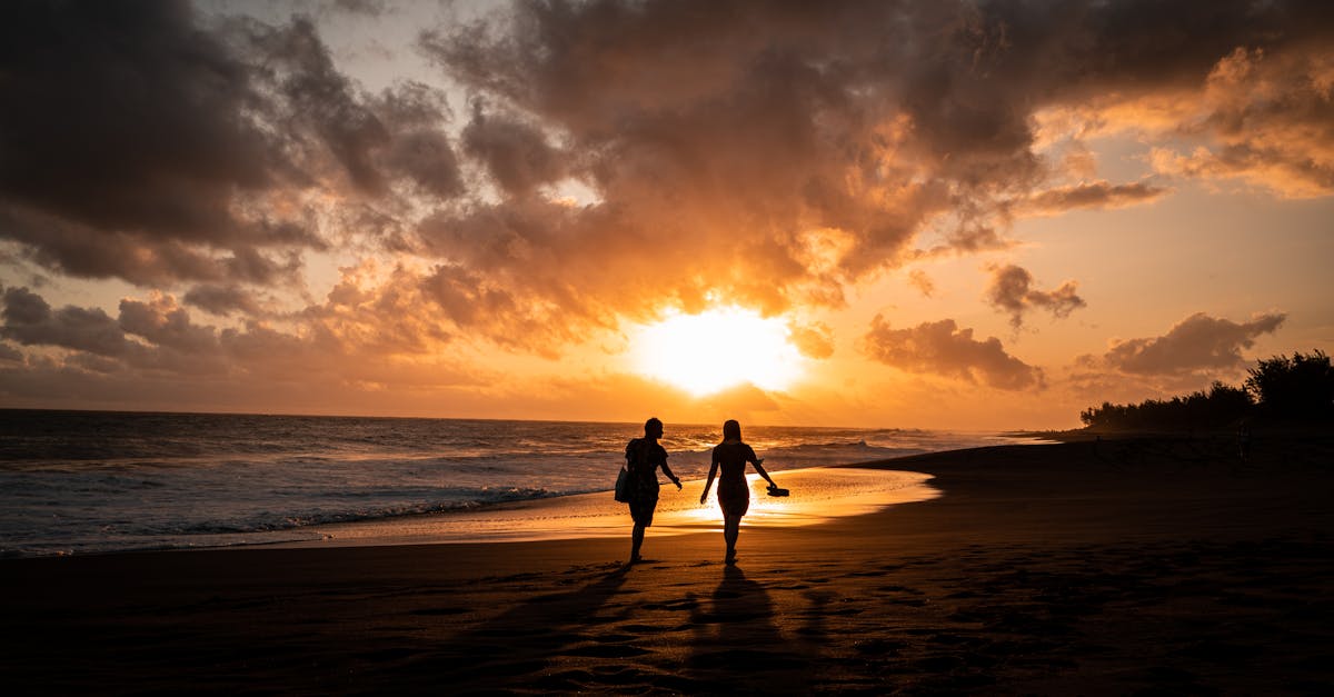 本音で話し合い、復縁を決めたカップルが微笑み合う様子