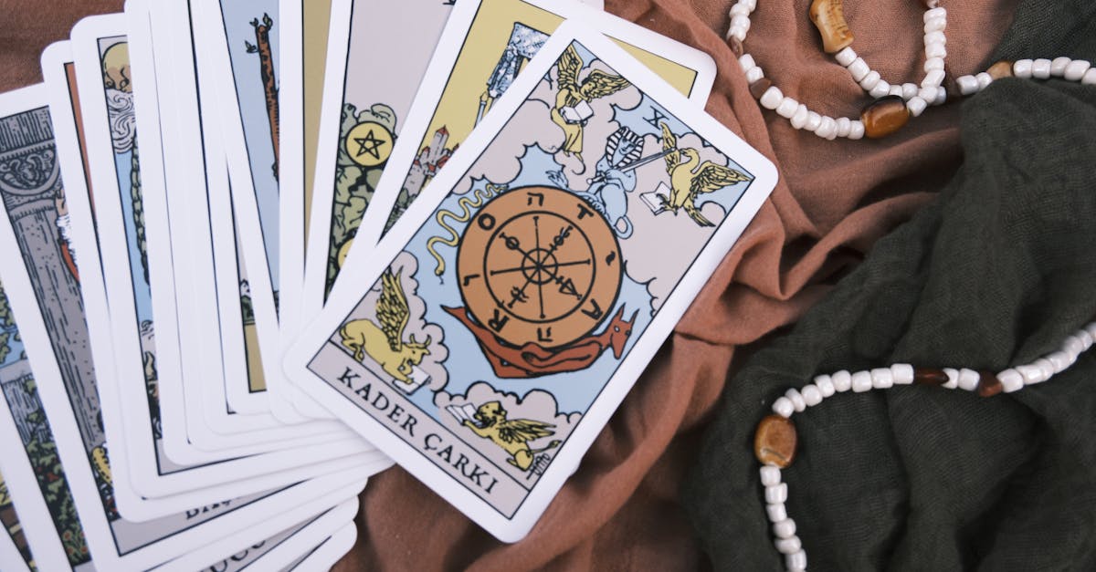 電話占いの画面を見ながら使い方を確認する女性。スマートフォンとメモ帳を手元に用意している様子。