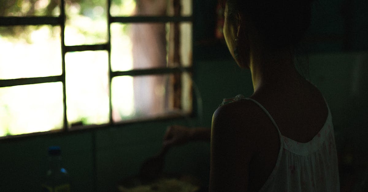 復縁を目指し、朝日を浴びながら心を整える女性のイメージ画像。前向きな気持ちと決意を表現したシーン。