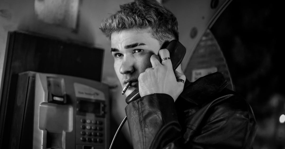 元カノに連絡するべきか迷っている男性がスマホを見つめている様子