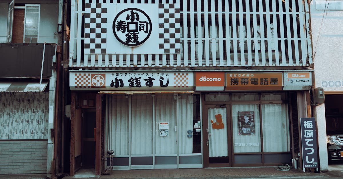 携帯ブラックでも契約可能な携帯会社とプランを比較したイメージ画像。各社のロゴと料金プランが見やすく図解されている。