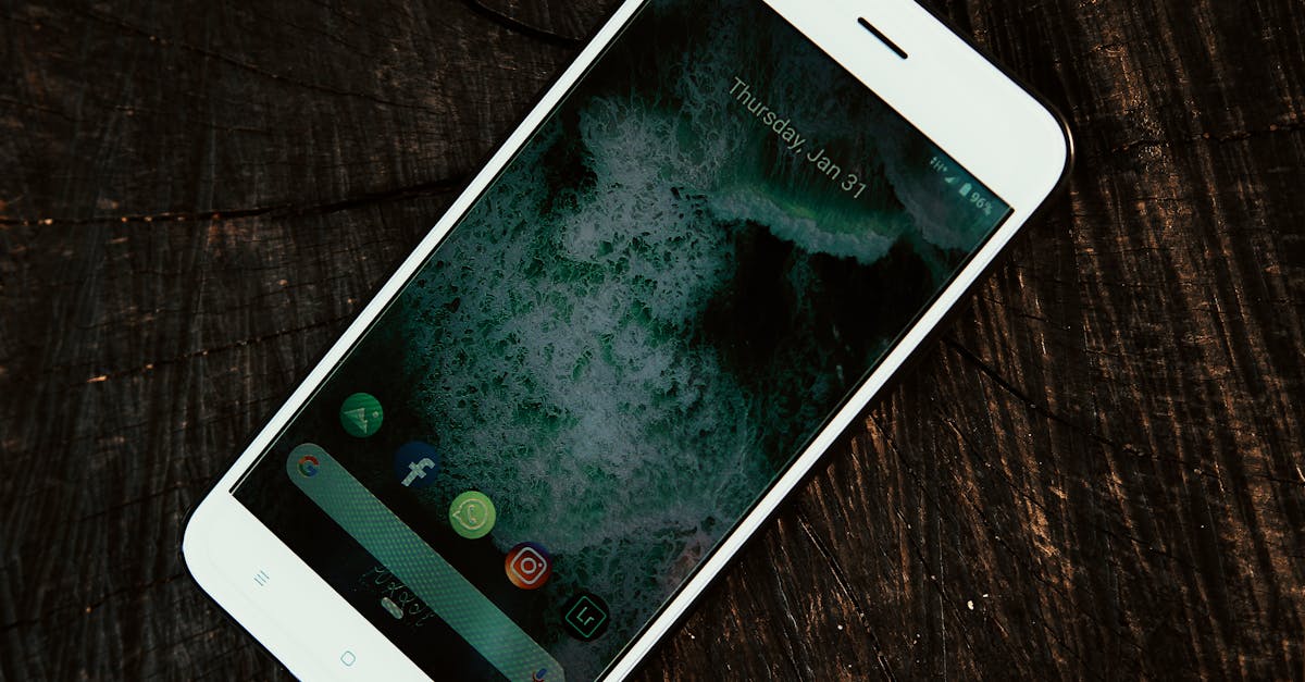 携帯ブラックでも契約に成功した利用者の事例をイラストで表現した画像。格安SIMや家族名義、プリペイドSIMなど4つの成功パターンが描かれている。