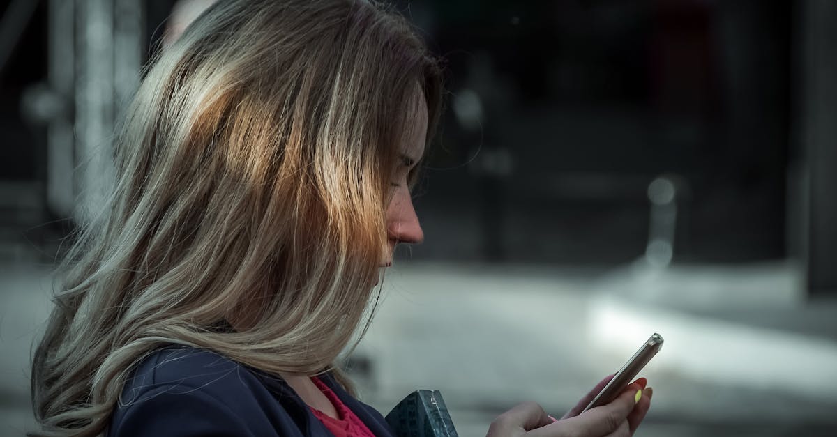 元カノに初めてメッセージを送る男性がスマホ画面を見て悩んでいる様子