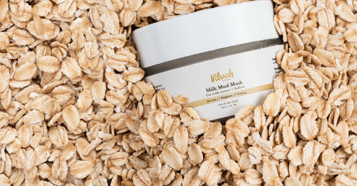 敏感肌の女性がスキンケアのやりすぎや成分選びのミスに気づくシーンを表すイメージ写真