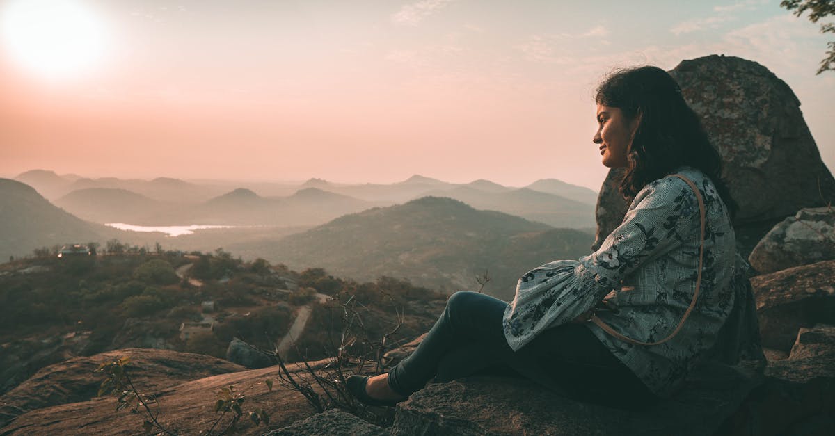 復縁を目指し、朝日を浴びながら心を整える女性のイメージ画像。前向きな気持ちと決意を表現したシーン。
