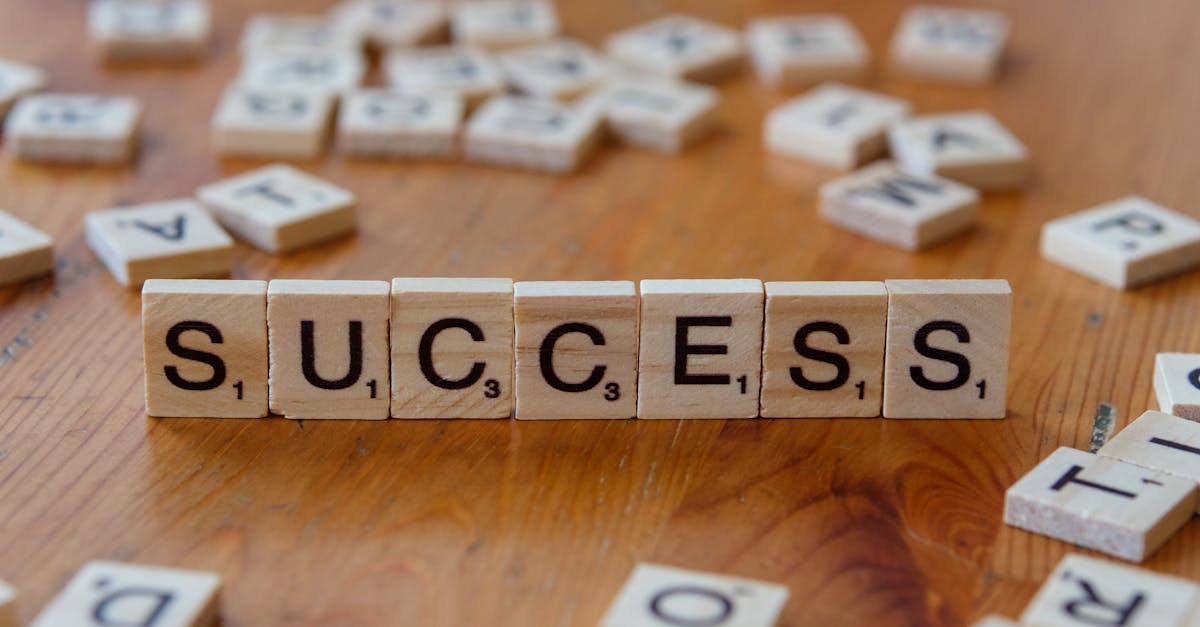 占いを活用して復縁に成功した女性がスマホで結果を振り返っている様子