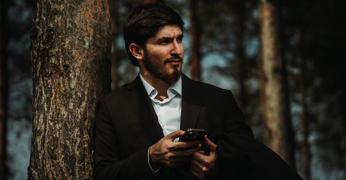 元カノに連絡するべきか迷っている男性がスマホを見つめている様子