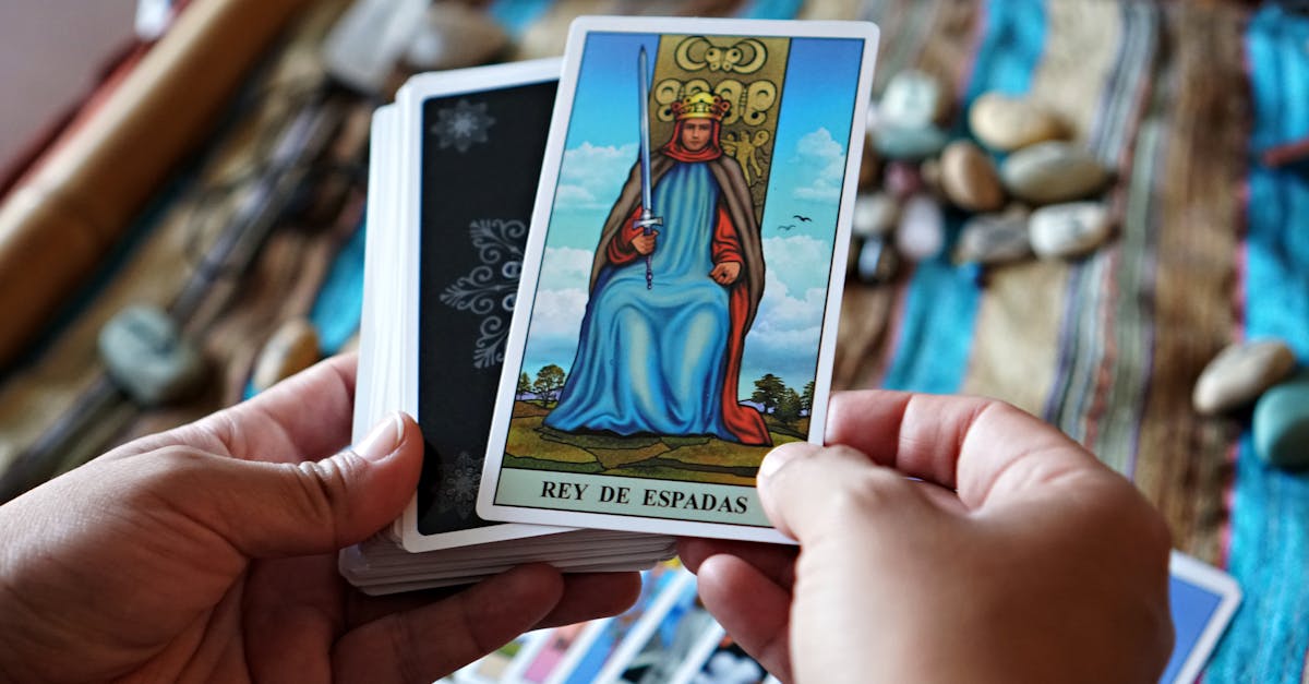 復縁の可能性を占うためにタロットカードを見つめる女性のイメージ