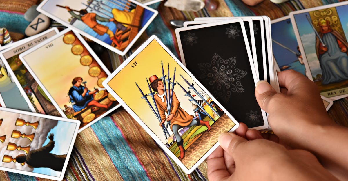 復縁の可能性を占うためにタロットカードを見つめる女性のイメージ