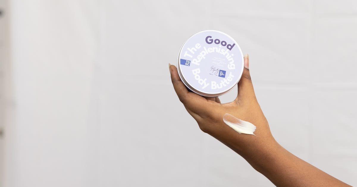 敏感肌の女性がオールインワンジェルやミスト化粧水など優しいスキンケアアイテムを並べているイメージ