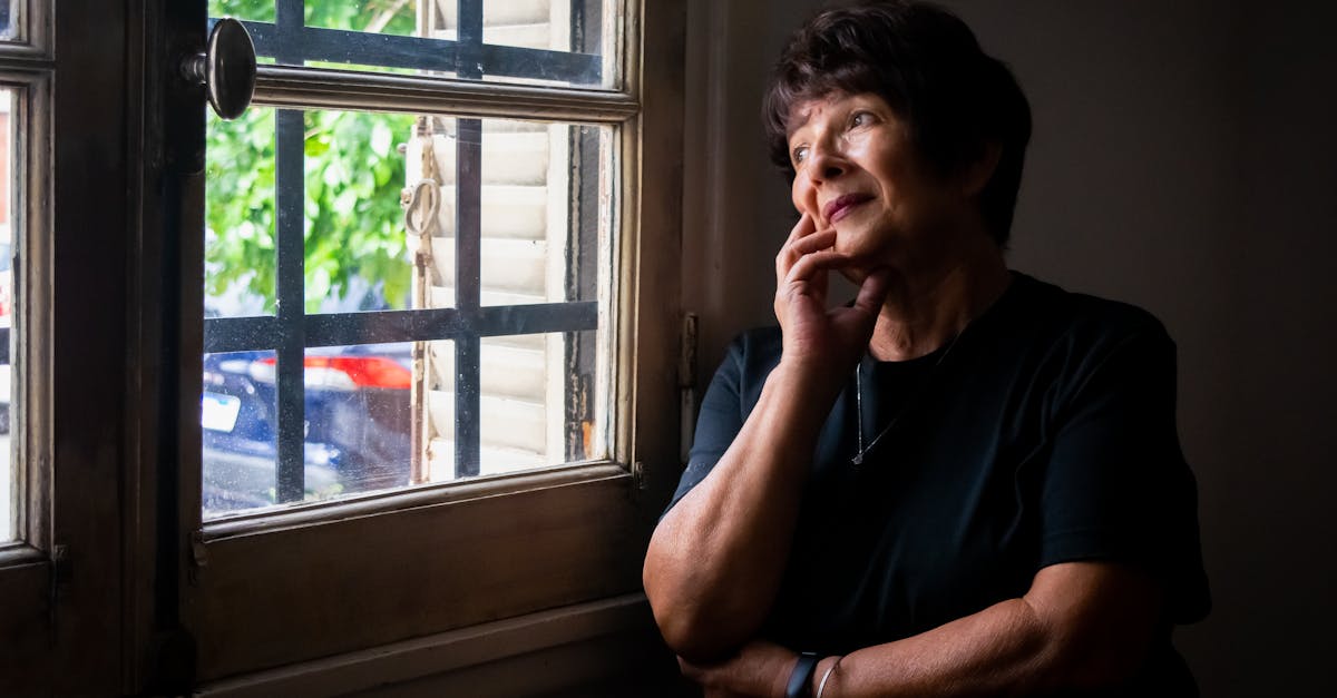 復縁に向けて悩みながらも自分を見つめ直す女性が前向きな表情を浮かべている様子