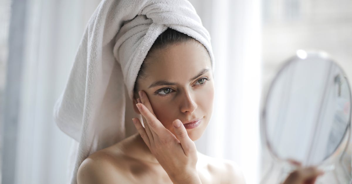 敏感肌の女性がスキンケアのやりすぎや成分選びのミスに気づくシーンを表すイメージ写真