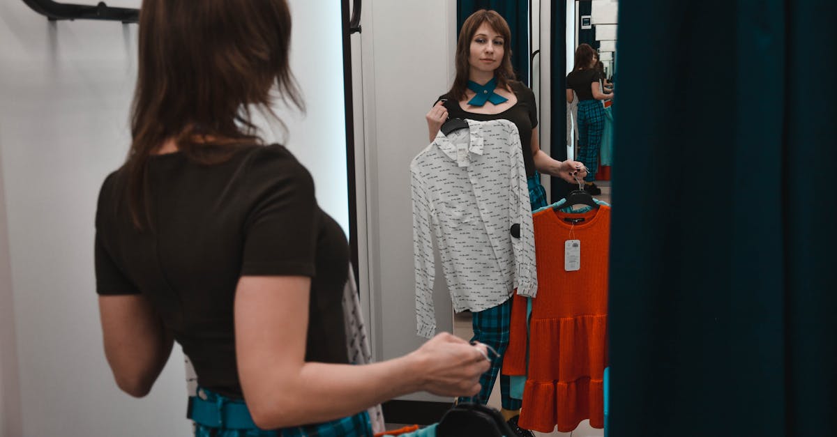 復縁すべきか悩んでチェックリストを見つめる女性の姿