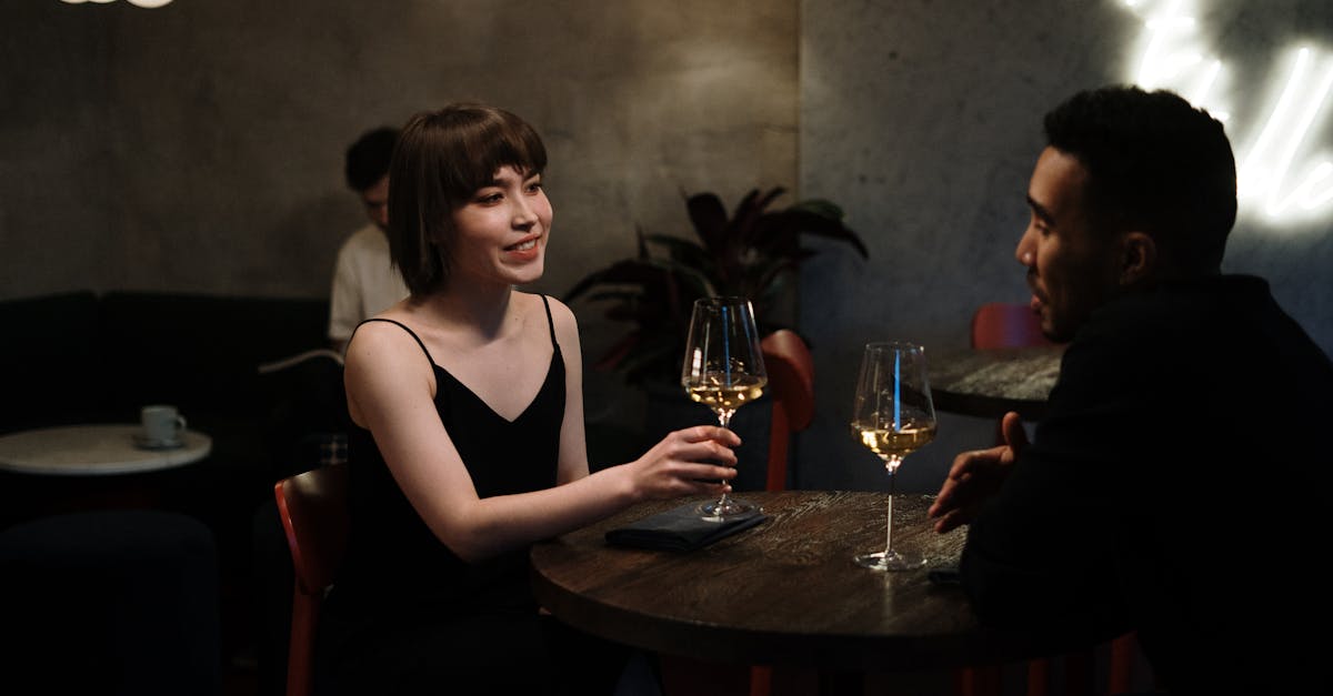 復縁前にカフェで再会し、ぎこちなくも前向きな会話をする元カップルの様子