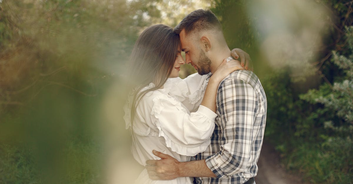 復縁占いで再びつながったカップルが笑顔で会話している感動的なシーンのイメージ画像。