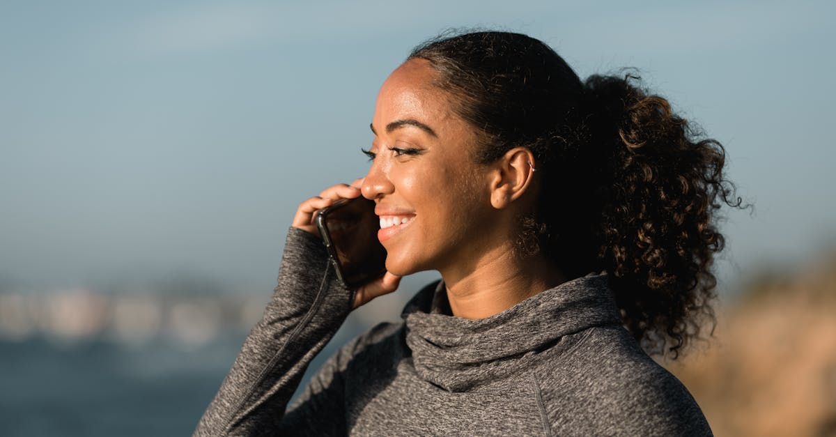 電話占いで涙する女性と、穏やかな表情で話を聞く占い師のイメージ画像。感情が解放される瞬間を象徴。