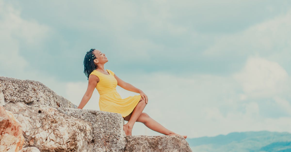 オフィスでミスト化粧水を使いながら肌の乾燥対策をする働く女性のイメージ写真