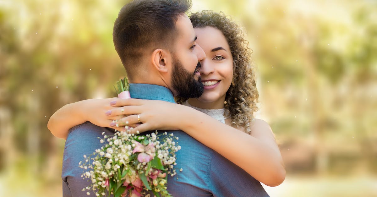 本音で話し合い、復縁を決めたカップルが微笑み合う様子