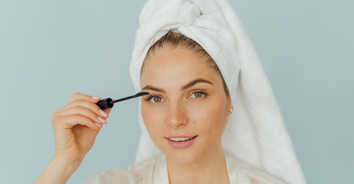 オフィスでミスト化粧水を使いながら肌の乾燥対策をする働く女性のイメージ写真