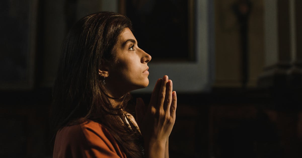 復縁に向けて悩みながらも自分を見つめ直す女性が前向きな表情を浮かべている様子