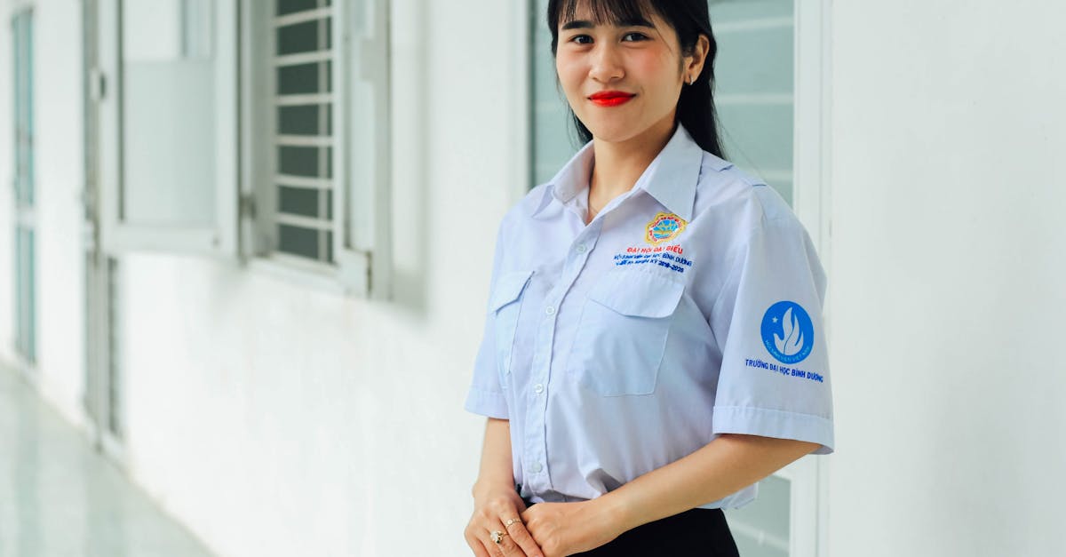 働く女性がストレスや乾燥で敏感肌に悩む様子を表すイメージ写真