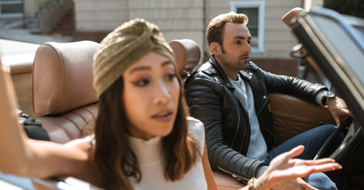 復縁に悩む女性が占いで光を見出すイメージ画像。暗闇から光が差し込むようなシーンで、希望を象徴する表現。