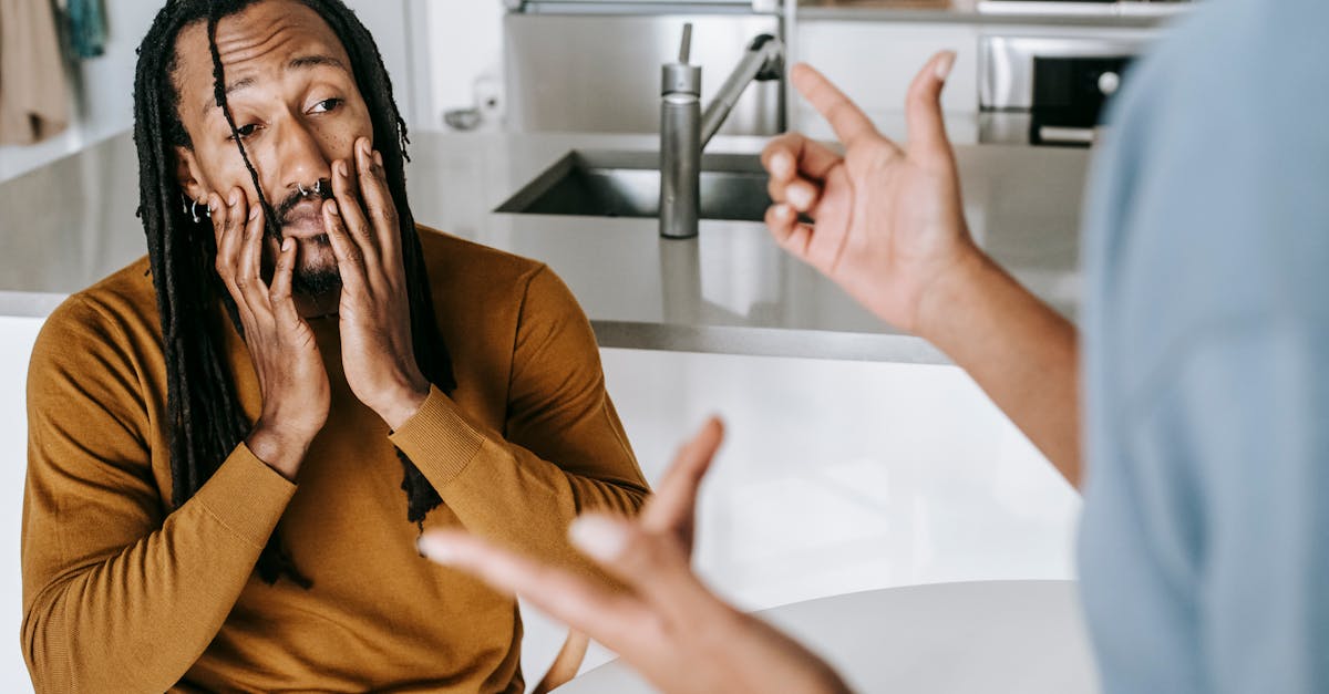 緊張しながらも会話に向き合う男性の姿勢は女性に好印象を与える