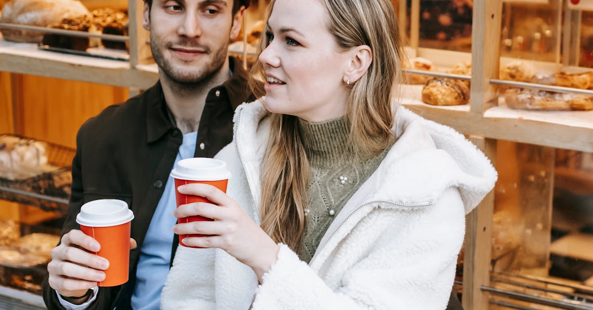 復縁前にカフェで再会し、ぎこちなくも前向きな会話をする元カップルの様子