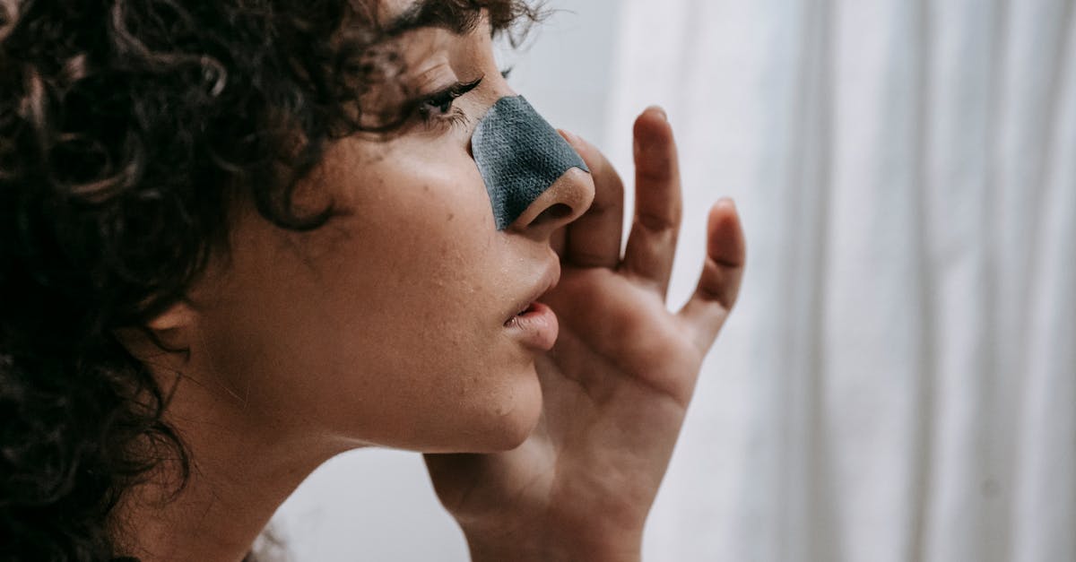 敏感肌の女性がオールインワンジェルやミスト化粧水など優しいスキンケアアイテムを並べているイメージ