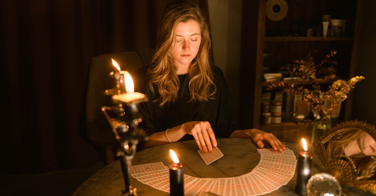 復縁に強いと評判の5人の占い師が信頼感のある表情で並ぶイメージ画像。相談者に安心感を与える雰囲気。