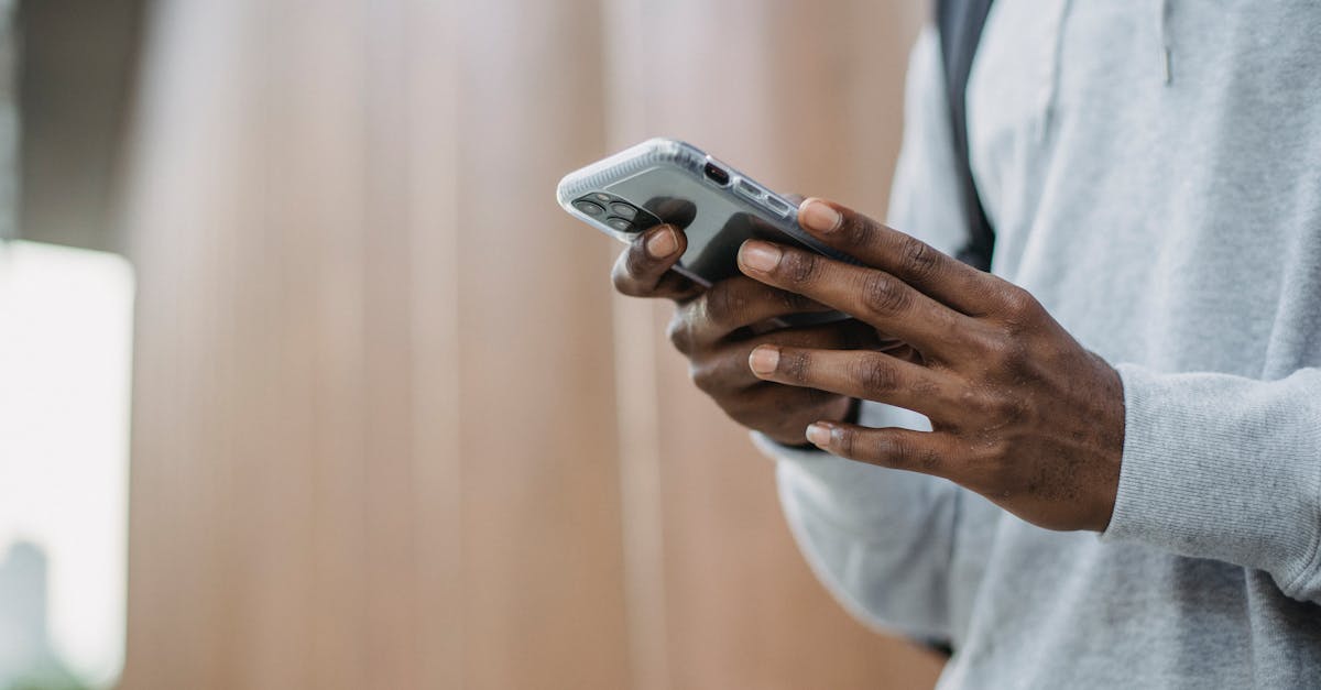 スマホにメッセージを送る最適なタイミングを考える様子