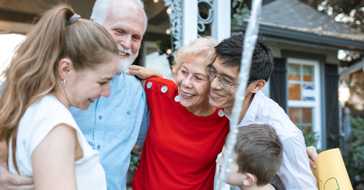 本音で話し合い、復縁を決めたカップルが微笑み合う様子