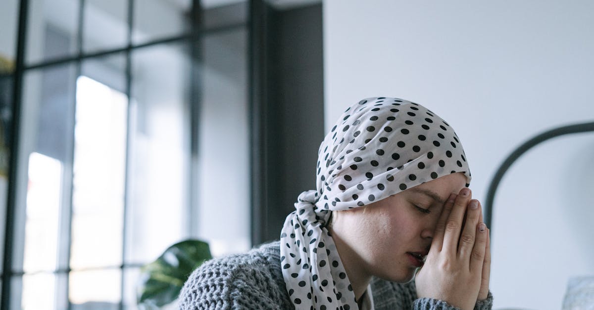 復縁に向けて悩みながらも自分を見つめ直す女性が前向きな表情を浮かべている様子