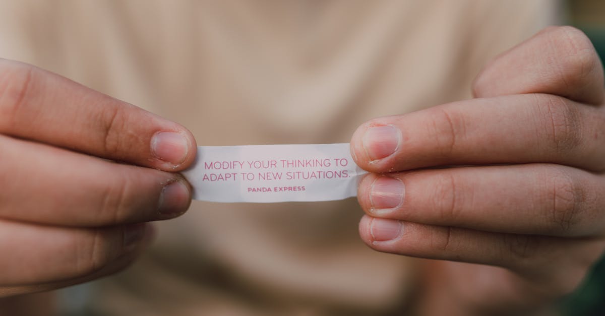 復縁に悩む女性が占いで光を見出すイメージ画像。暗闇から光が差し込むようなシーンで、希望を象徴する表現。