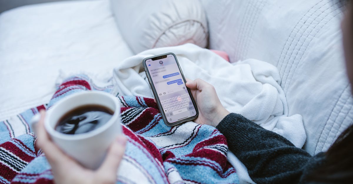 スマホにメッセージを送る最適なタイミングを考える様子