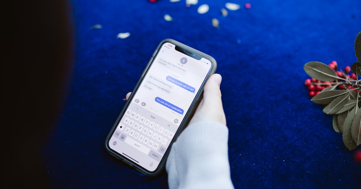 スマホにメッセージを送る最適なタイミングを考える様子