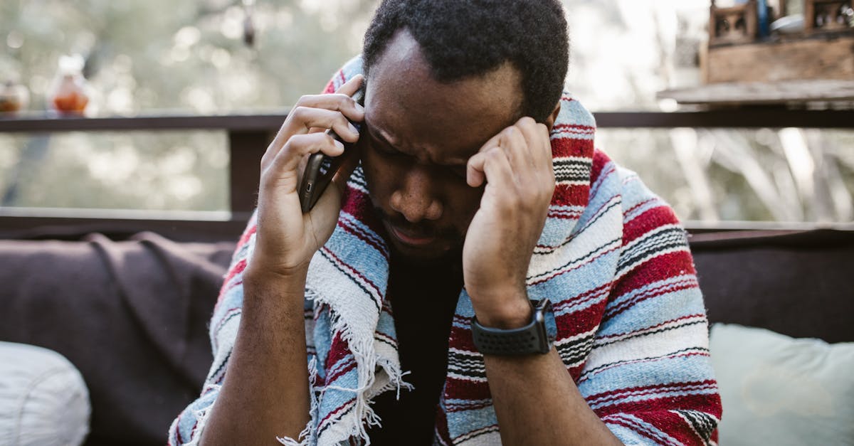 元カノに連絡するべきか迷っている男性がスマホを見つめている様子