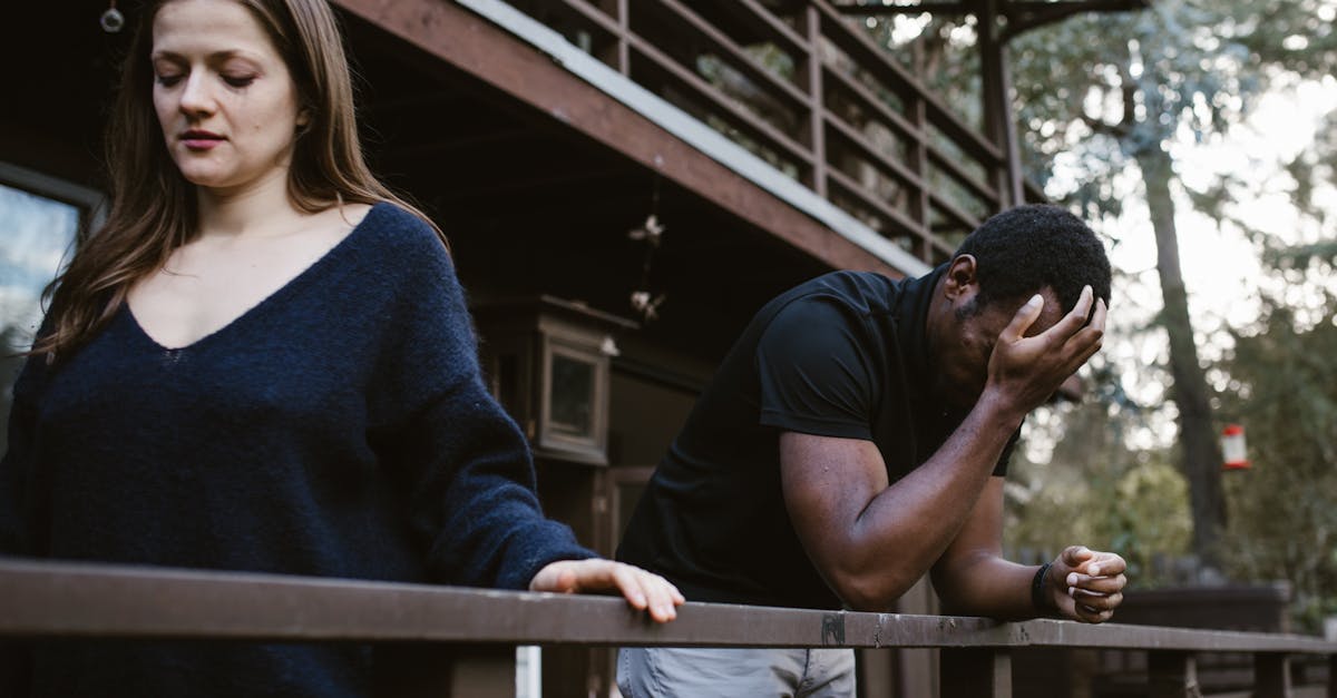 復縁すべきか悩んでチェックリストを見つめる女性の姿