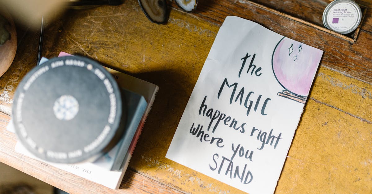 復縁の可能性を占うためにタロットカードを見つめる女性のイメージ