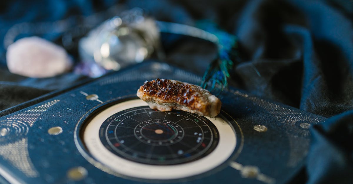 復縁の可能性を占うために星の相性を確認するカップルの図