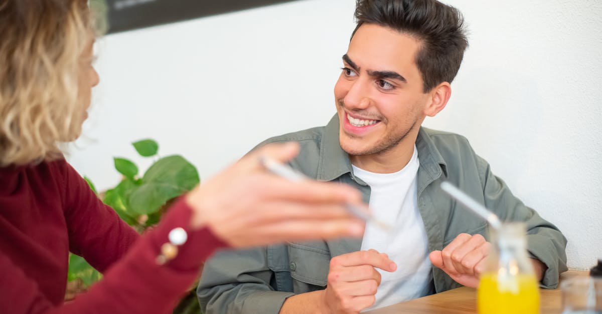 復縁前にカフェで再会し、ぎこちなくも前向きな会話をする元カップルの様子