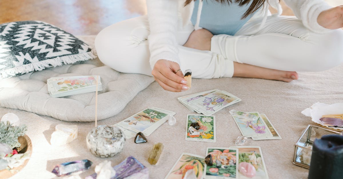 電話で相談を受ける復縁に強い占い師のイメージ画像。落ち着いた雰囲気で信頼感のある雰囲気。