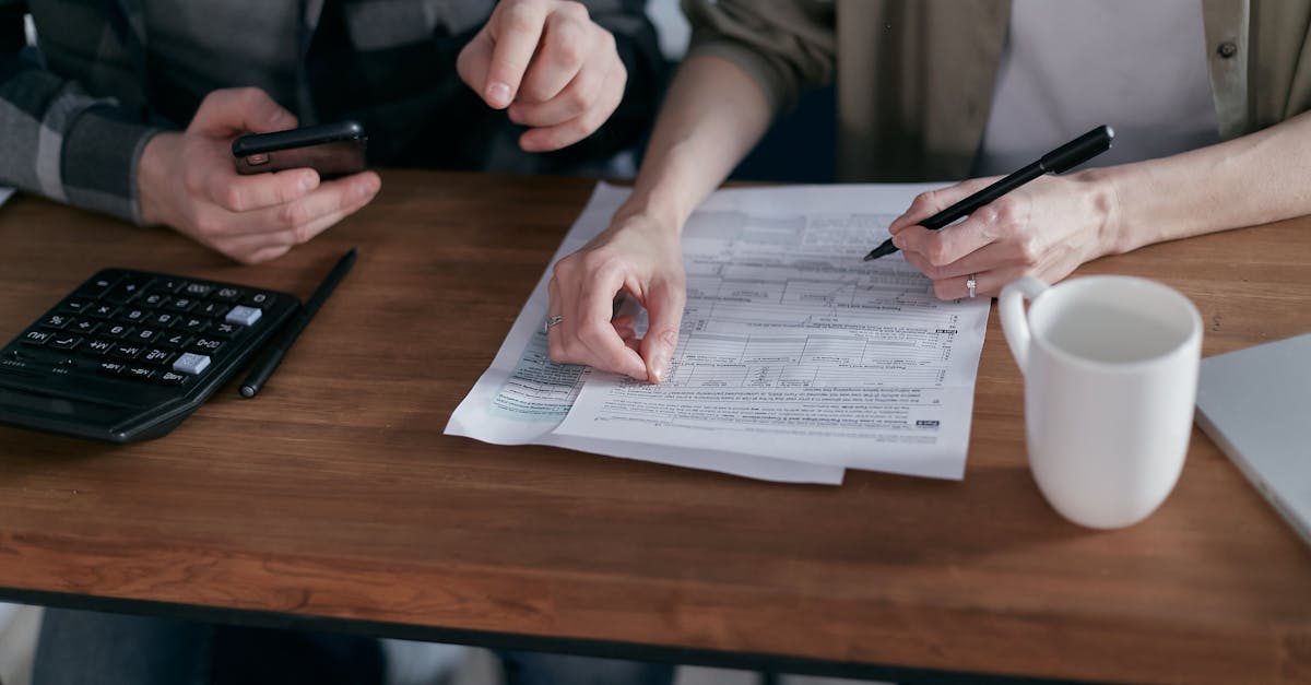 復縁すべきか悩んでチェックリストを見つめる女性の姿