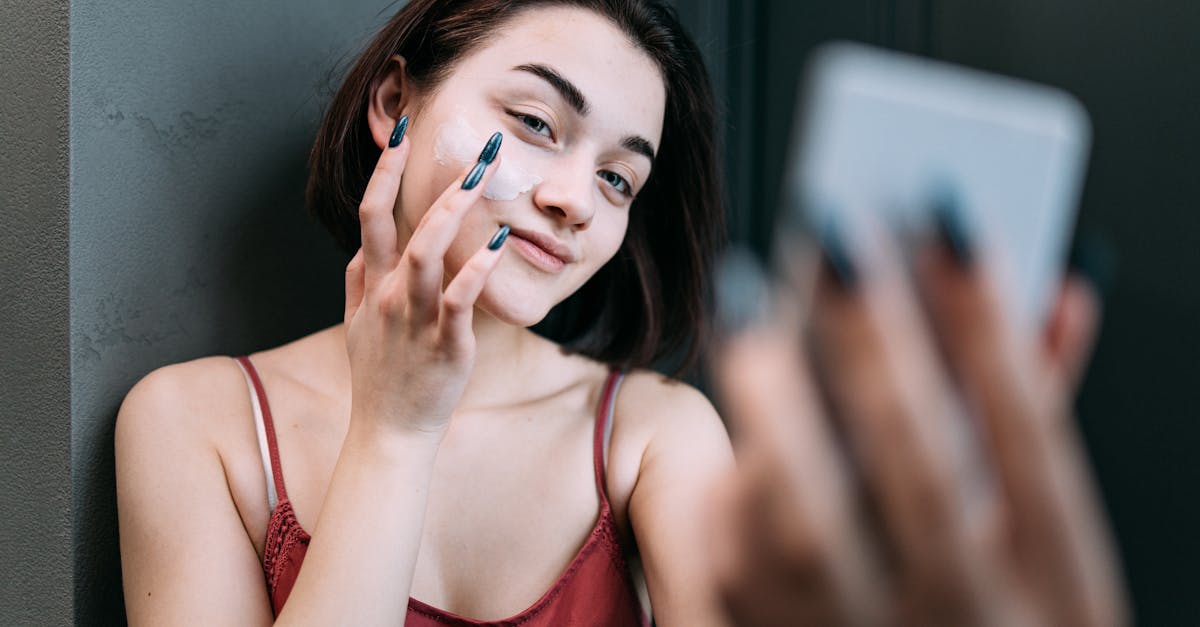オフィスでミスト化粧水を使いながら肌の乾燥対策をする働く女性のイメージ写真
