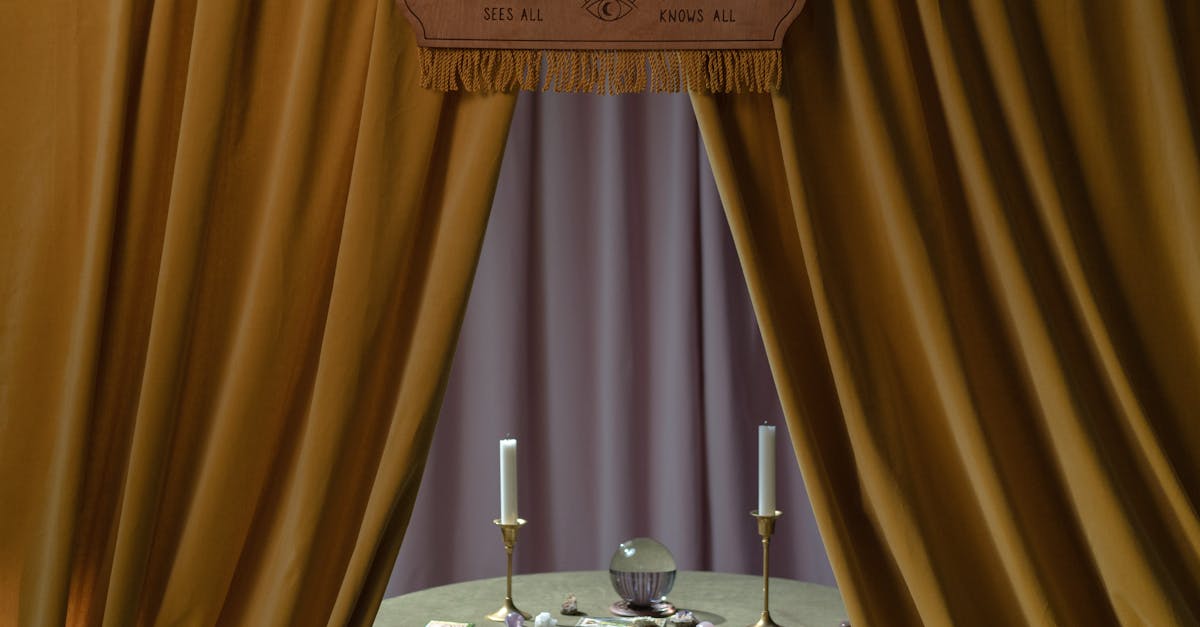 電話で相談を受ける復縁に強い占い師のイメージ画像。落ち着いた雰囲気で信頼感のある雰囲気。