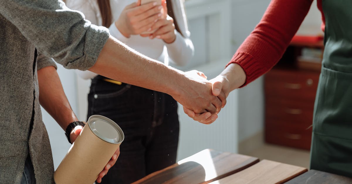 ブラックリストでもスマホ審査を通過するための4つの具体的なテクニックを図解した画像。端末一括払い・口座振替・家族名義・再契約などのアイコンが並ぶ。