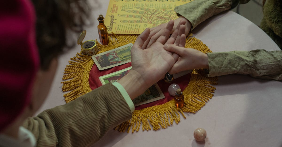 電話占いで復縁を目指す女性が占い師に相談しているイメージ画像。落ち着いた雰囲気で信頼感のあるセッション。