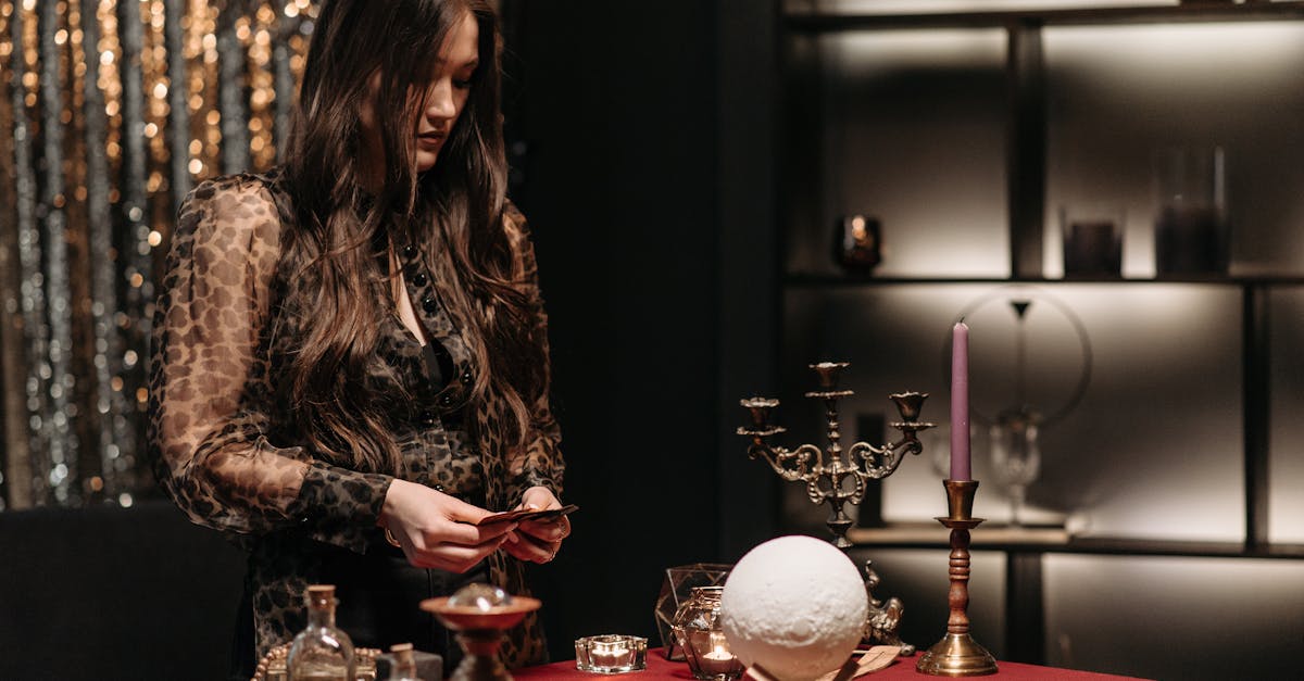 復縁に悩む女性が占いで光を見出すイメージ画像。暗闇から光が差し込むようなシーンで、希望を象徴する表現。