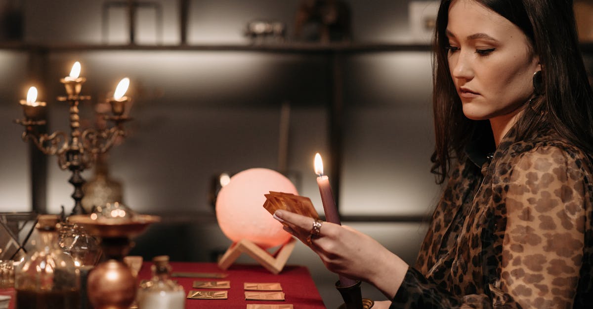 電話占いで復縁を目指す女性が占い師に相談しているイメージ画像。落ち着いた雰囲気で信頼感のあるセッション。